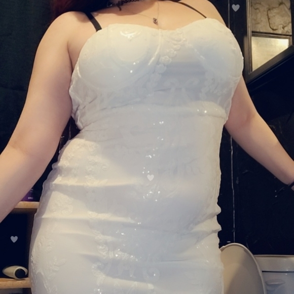 Sparkling white strapless dress with train - Picture 5 of 16